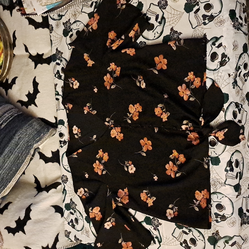 Lush Beautiful Tie front flower blouse Sz L
